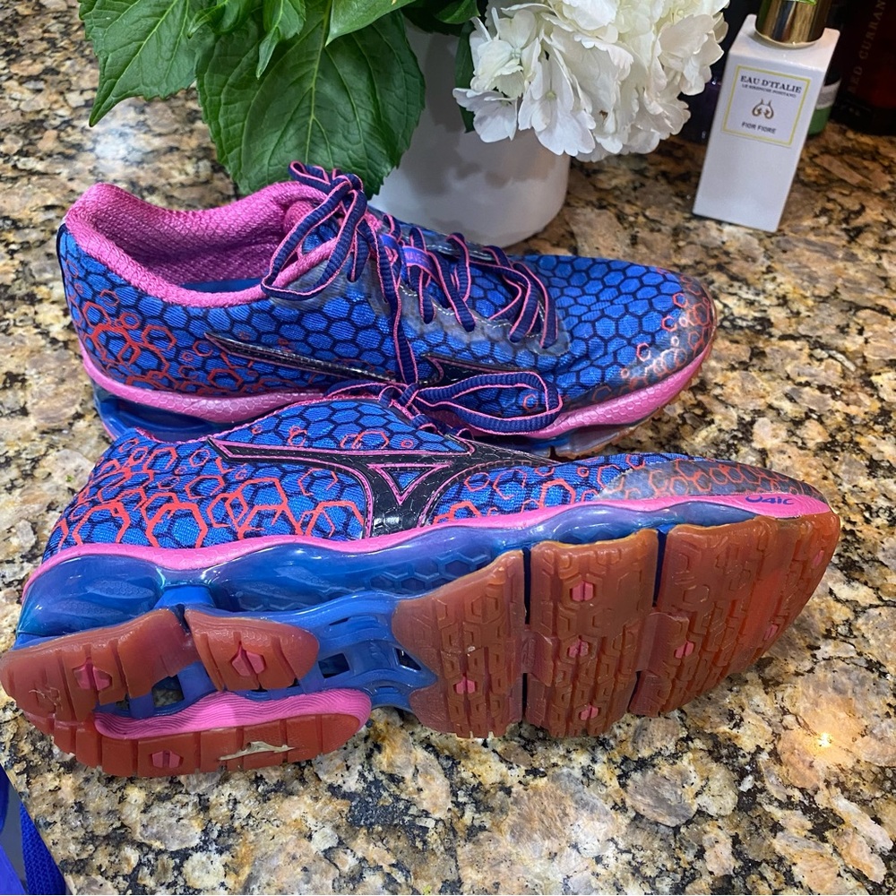 Mizuno Wave Prophecy 3. Blue and Pink Cross trainers. Cool Dynamic Design ! - Picture 9 of 13